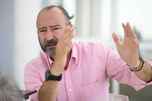 Luis Rogelio Rodríguez-Comendador en un gesto captado por el fotógrafo Juan Sánchez durante la entrevista en la terraza del Club de Mar.