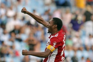 Lucien Owona celebrando la victoria en La Rosaleda.