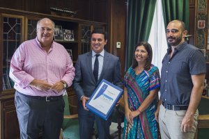 Momento de la entrega del proyecto de la Casa Consistorial de Mojácar a la alcaldesa.
