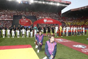 Espectacular homenaje a Quini y emocionante minuto de silencio por Xana.