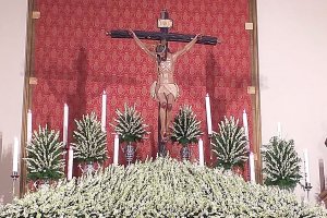 El Santísimo Cristo de La Luz en su altar de la iglesia de Santa María de Ambrox.
