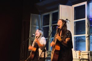 Ali González junto a Mar Gutiérrez durante una actuación