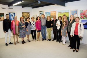 Miembros de la Asociación Artistas Plásticos de Almería Indalo en una exposición.
