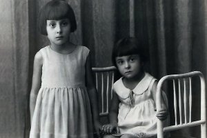 Ana y Remedios Pomares en la foto que sirve de portada al libro.