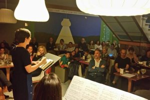 Lleno en el sótano de La Dulce Alianza durante un recital.