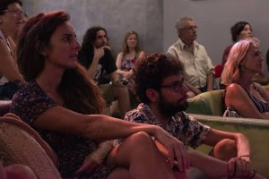 Asistentes a una charla sobre fotografía en La Oficina.