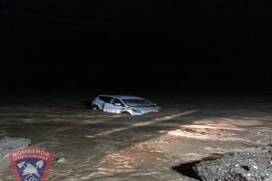 Coche arrrastrado por el agua en Huércal-Overa.