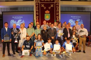 El alcalde de El Ejido, Francisco Góngora, junto a los distinguidos en la gala del Día del Municipio.