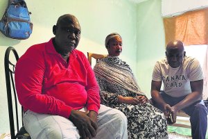 Los hermanos del fallecido Chiek Tiane Kaire ayer. A la derecha, el superviviente El Hadji Malick Diop.