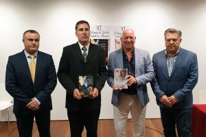 Foto de familia del concejal, el presidente y los premiados.