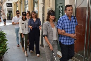 Representantes  institucionales participando en simulaciones con gafas especiales.