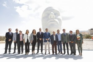Foto de familia con el maestro Antonio López y el presidente de la Junta.
