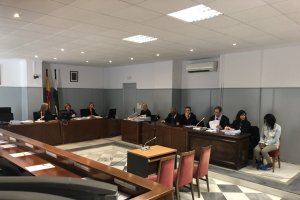 Panorámica de la sala, con la acusada a la derecha intentando ocultar su cara ante los medios
