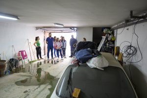Visita a un garaje afectado por las inundaciones que se produjeron la madrugada del pasado viernes