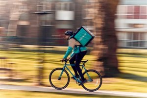 Un repartidor de Deliveroo en bici.