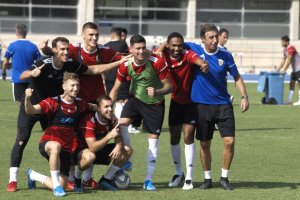 Fernando, Maras, Darwin, Owona, Miguel, Balliu y Vada celebrando la victoria en un ejercicio.