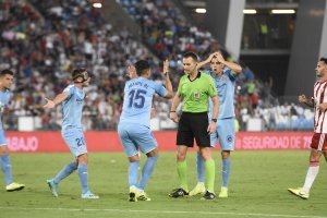 Juanpe protesta a López Toca tras señalar una falta.