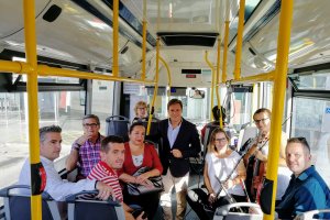 El gerente Luis Miguel Carmona junto a la orquesta OCAL