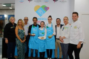 Los ganadores de la semifinal en Almería, el concejal y el jurado.