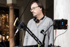 Manuel Martín Cuenca, durante una pausa del rodaje de ‘El autor’. (Foto: Julio Vergne)