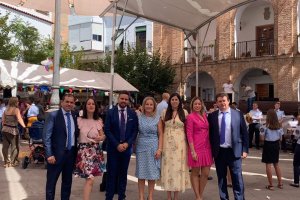 La alcaldesa y concejales de su equipo de Gobierno junto a la diputada provincial de Deportes y Juventud.