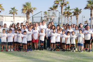 El alcalde junto a algunos de los niños participantes en la inauguración.