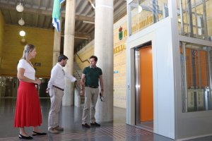 Visita del alcalde para ver el resultado final.