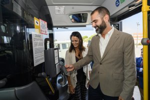Ramón Fernández-Pacheco junto Mª del Mar García Lorca pagando con el móvil
