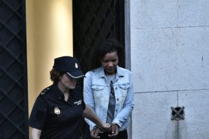 Ana Julia Quezada sale de la Audiencia Provincial rumbo a El Acebuche.