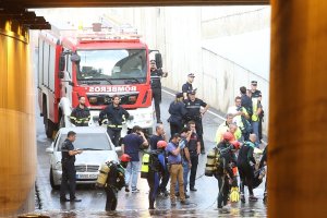 Bomberos y policías locales en las tareas de rescate en el túnel de la Carretera de Níjar.
