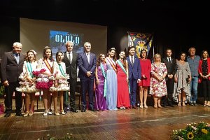 Foto de familia con el alcalde y concejales junto al pregonero y las Reinas de las Fiestas.
