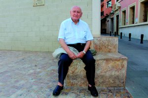 don francisco guzmán, a sus 91 años de edad, sigue dando misa en Santiago y confesando a sus parroquianos.