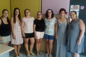 Siete de las trabajadoras en la escuela.