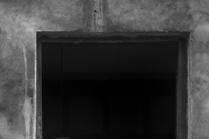 Jóvenes en la ventana de su vivienda