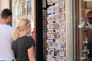 Tuistas británicos visitan una tienda de regalos.