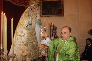 El canónigo de la Catedral, Ramón Garrido, bendijo el nuevo manto de la Virgen de la Merced.