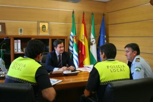 El alcalde de El Ejido, Francisco Góngora (PP), se reúne con agentes de Policía Local en 2011.