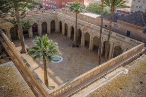 El claustro de la Catedral de Almería es casi desconocido para muchos ciudadanos.