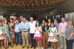 El alcalde y el diputado provincial, junto al presidente de la Mancomunidad cortaron la cinta inaugural de la Feria.