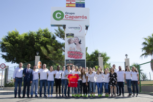 Las jugadoras posaron a la puerta de la empresa.