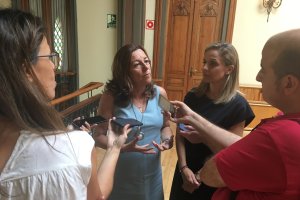 La delegada de Educación responde a periodistas junto a Maribel Sánchez.