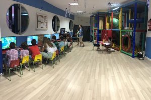 Ludoteca infantil en la Sala EMMA Junior con videojuegos Arcade Bits.