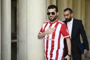 Turki Al-Sheikh llegando al club con Mohamed El Assy.