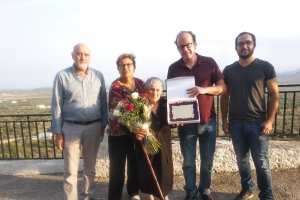 María Moreno junto a los concejales que le hicieron entrega de la placa y las flores.