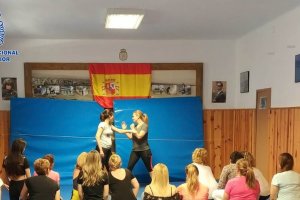 Imagen de archivo de un curso de defensa personal impartido en la comisaría de la calle Alcalde Muñoz.
