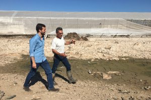Pablo Casado, a la izquierda de la foto, en Cabo de Gata.