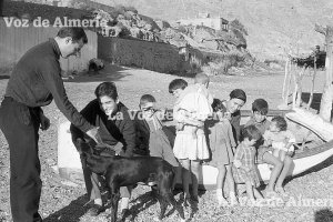 La playa de Aguadulce y al fondo la entrada al pueblo por la carretera del Cañarete. Era el año 1962.