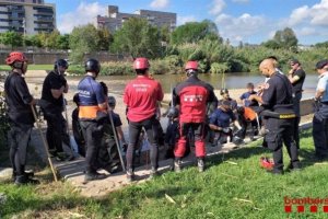 Los Bomberos de la Generalitat trabajan en el río.
