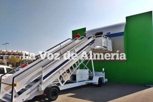 Escalerilla y puerta de avión levantadas en El Toyo.