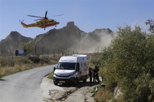 Servicios sanitarios junto al lugar del accidente en la pirotecnia de Guadix.